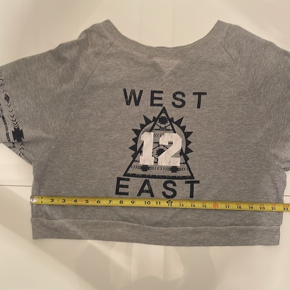 101 Ocean Parkway Women’s 3/4 length sleeve crop top. Size medium. - Picture 7 of 12